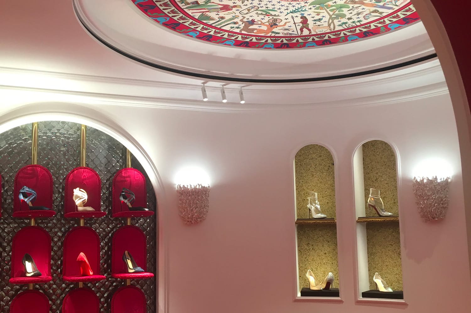 Plafond circulaire et niche murale à la Boutique Louboutin de Paris